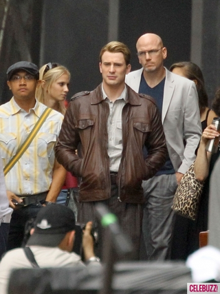 Illustration for article titled The Avengers set photos